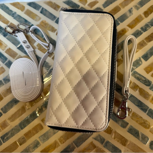 NWT White Quilted Women's Iphone 17 Wallet - Picture 3 of 10